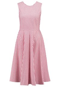 Robe sans manches à rayures rouges et blanches, corsage ajusté, jupe évasée, avec un décolleté en V et un motif diagonal sur toute la longueur.