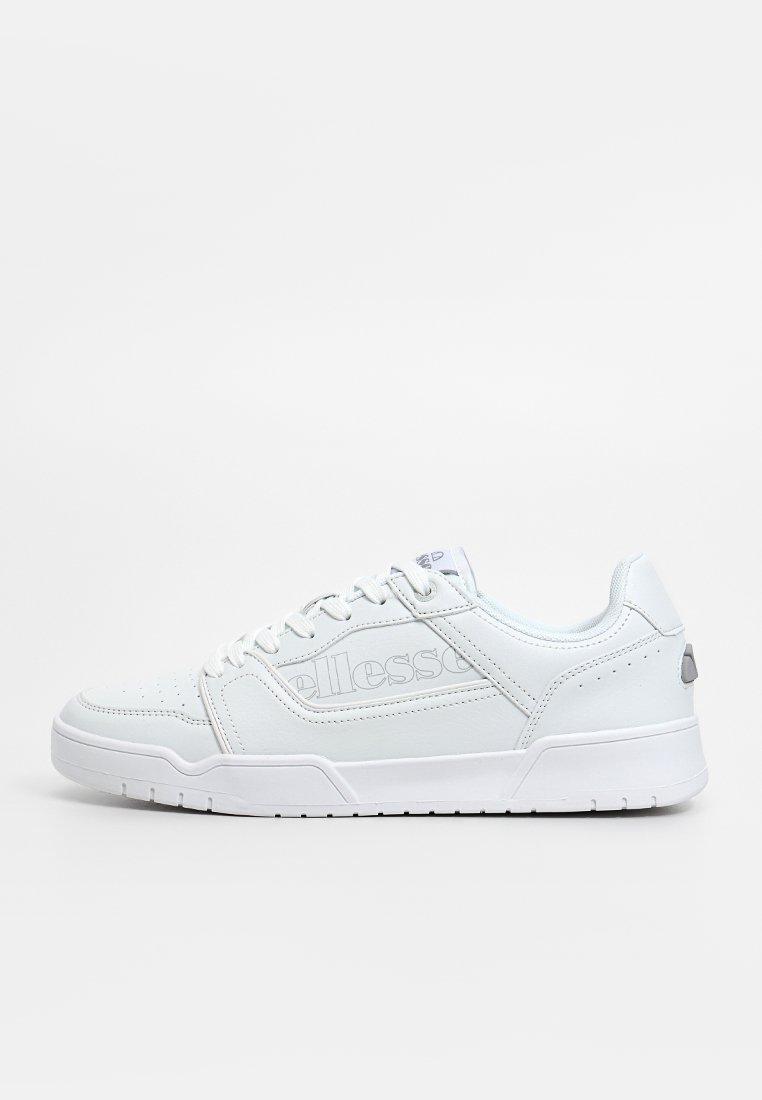 Weiße Ledersneaker mit glatter Oberfläche, runder Zehenpartie, Schnürung, eingeprägtem Logo an der Seite und Gummisohle.