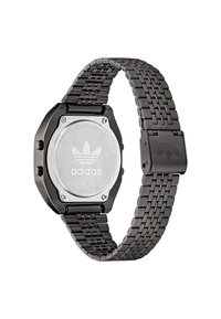 Montre en acier inoxydable noir avec un boîtier octogonal, finition métallique, logo argenté et design de bracelet à maillons. Dispose d'une surface texturée et d'un fermoir.