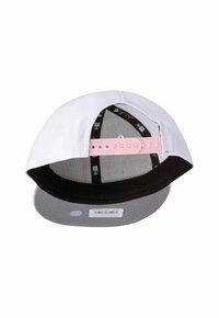 Weißer Baseball-Cap mit schwarzem Innenfutter, pinkem Snapback-Riemen, grauem Schirm und strukturiertem Innenfutter mit verschiedenen Etiketten.