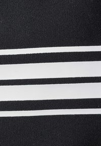 Schwarzer Stoff mit strukturierter Oberfläche, der drei horizontale weiße Streifen in glatter Ausführung aufweist. Das Design ist einfach und monochrom.