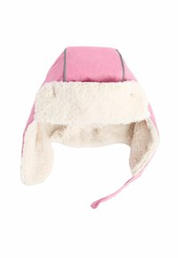 Roze pilotenmuts met een pluizige witte nepbont voering, oorflappen en grijze accenten. Zacht, gevoerd materiaal ontworpen voor warmte.