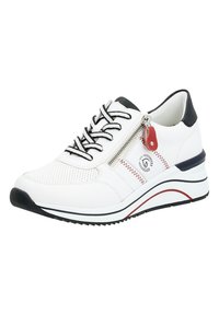 Baskets blanches en cuir avec des accents noirs, fermeture à lacets, zip sur le côté, texture perforée et semelle en caoutchouc multicolore avec des rayures rouges et noires.