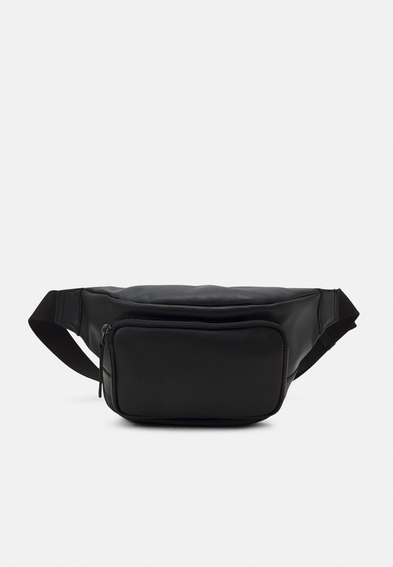 Sac banane en cuir noir avec poche avant zippée et sangle noire ajustable sur fond uni clair.