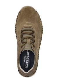 Hnědé semišové tenisky s texturovaným svrškem, kontrastními béžovými akcenty a kulatými tkaničkami; obsahují polstrovanou stélku a vzorovanou gumovou podrážku.