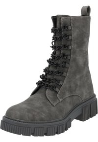 Grijze suède enkelboots met een stevige zwarte rubberen zool, voorzien van een vetersluiting aan de voorkant met kettingaccenten en een lipje aan de achterkant.