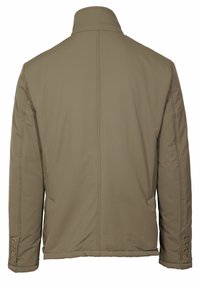 Giacca imbottita color khaki con colletto alto, polsini abbottonati, tessuto liscio e cuciture minime, dotata di due tasche laterali.