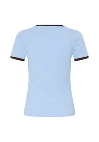 Chemise bleu clair à manches courtes avec bordure foncée sur le col et les bords des manches, vue de dos sur fond blanc.