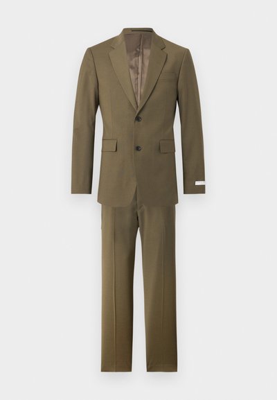 Σετ δύο τεμαχίων σε ελιά πράσινο χρώμα με σακάκι με notch πέτο, δύο μπροστινές τσέπες με καπάκι και αντίστοιχο παντελόνι.