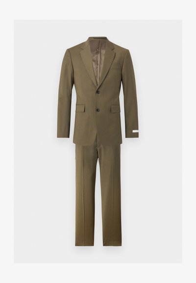 Σετ δύο τεμαχίων σε ελιά πράσινο χρώμα με σακάκι με notch πέτο, δύο μπροστινές τσέπες με καπάκι και αντίστοιχο παντελόνι.