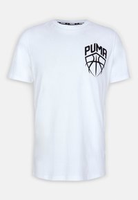 Camiseta blanca de manga corta de Puma con un logo negro de baloncesto y el texto "PUMA" en la parte superior izquierda del pecho.