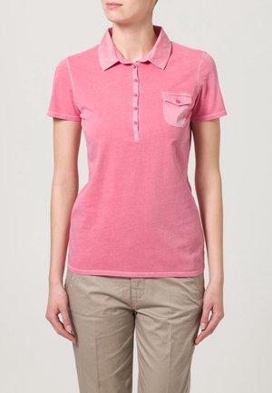 Polo shirt in cotone rosa con colletto, maniche corte, patta con bottoni e una piccola tasca sul petto. Texture morbida e design casual.