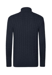Marineblauer Kabelstrickpullover mit hohem Kragen. Verfügt über ein texturiertes Muster, lange Ärmel sowie gerippte Säume und Bündchen. Klassische Passform, mittlere Dicke.