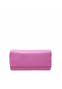 Rosa läderclutch med en texturerad yta och rektangulär form, som har stickade detaljer och en slät, ren yta.