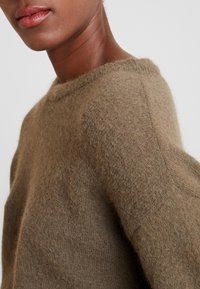 Karen by Simonsen Svetr - khaki