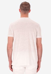 T-shirt bianco a maniche corte realizzato in tessuto leggero. Presenta un colletto a girocollo e una vestibilità comoda con una leggera texture.