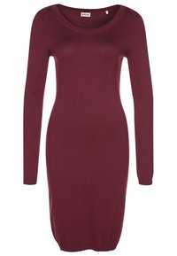 Vestito a maglia a coste color maroon con maniche lunghe, scollatura rotonda ampia e silhouette aderente, che si restringe all'orlo.