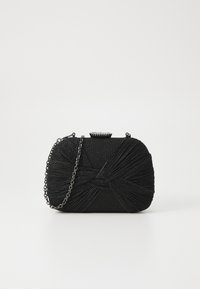 Borsa a pochette nera con finitura testurizzata, caratterizzata da un design intrecciato e una tracolla in catena argentata. Chiusura superiore con dettaglio hardware decorativo.