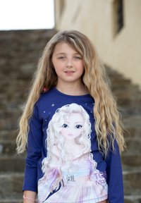 Maglietta a maniche lunghe blu navy con una grafica che rappresenta una ragazza con lunghi capelli biondi mossi e occhi brillanti, accentuata da glitters e motivi a stelle.