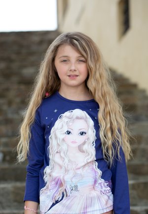 Maglietta a maniche lunghe blu navy con una grafica che rappresenta una ragazza con lunghi capelli biondi mossi e occhi brillanti, accentuata da glitters e motivi a stelle.