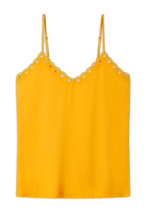 Camisole jaune avec bretelles spaghetti ajustables, dotée d'un bord festonné orné de découpes circulaires et d'une texture lisse.