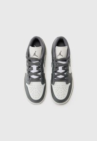 Baskets avec une tige en cuir blanc et gris, bout rond, design perforé et lacets gris. Présente un logo Jumpman sur la languette.