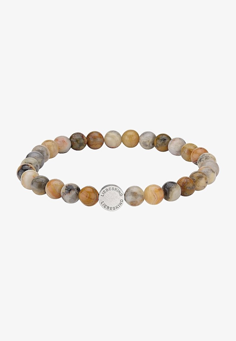 Bracelet de perles en pierre naturelle ronde dans des tons de brun, beige et gris avec une perle en argent gravée de "Liebeskind."