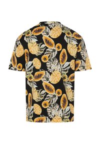 T-shirt nera a maniche corte con un vivace motivo di frutta che presenta papaia arancioni e ananas, foglie textured e contorni dettagliati.