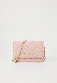 Roza prešita usnjena torbica z zlatimi dodatki, verižnim trakom in sprednjim poklopcem z logotipom »Valentino«. Kompaktna in pravokotna zasnova.