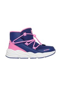 Wasserfeste Mid-Top-Stiefel in Marineblau und Pink. Merkmale sind elastische Schnürsenkel, synthetische Materialien, gepolsterter Kragen und eine strukturierte Gummi-Sohle.