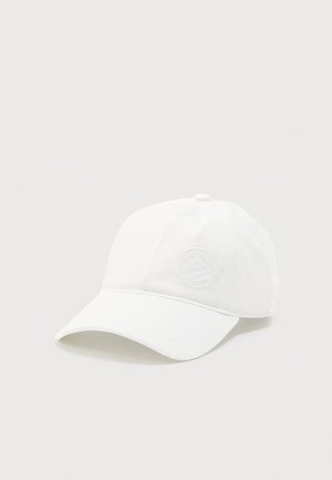 Șapcă albă de baseball cu vizieră curbată și logo circular în relief pe panoul din față, partea dreaptă.