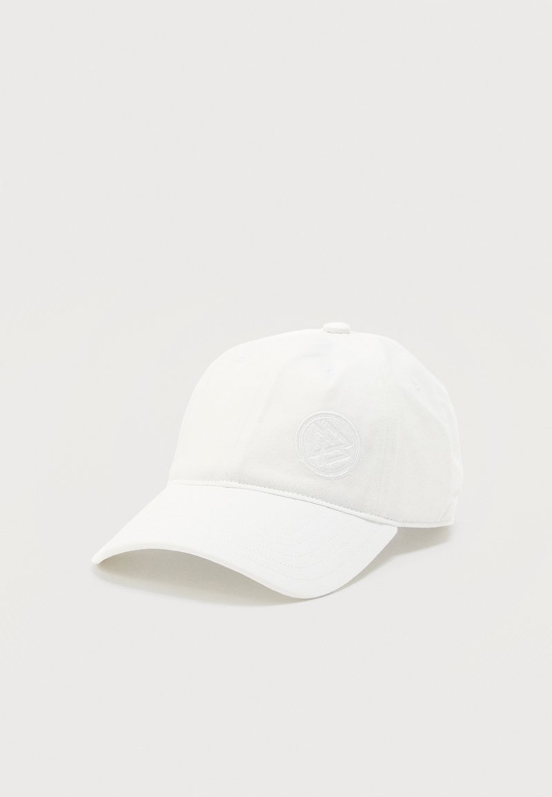 Άσπρο καπέλο μπάσκετ με κυρτή γείσο και ανάγλυφο κυκλικό λογότυπο στην εμπρόσθια δεξιά πλευρά.
