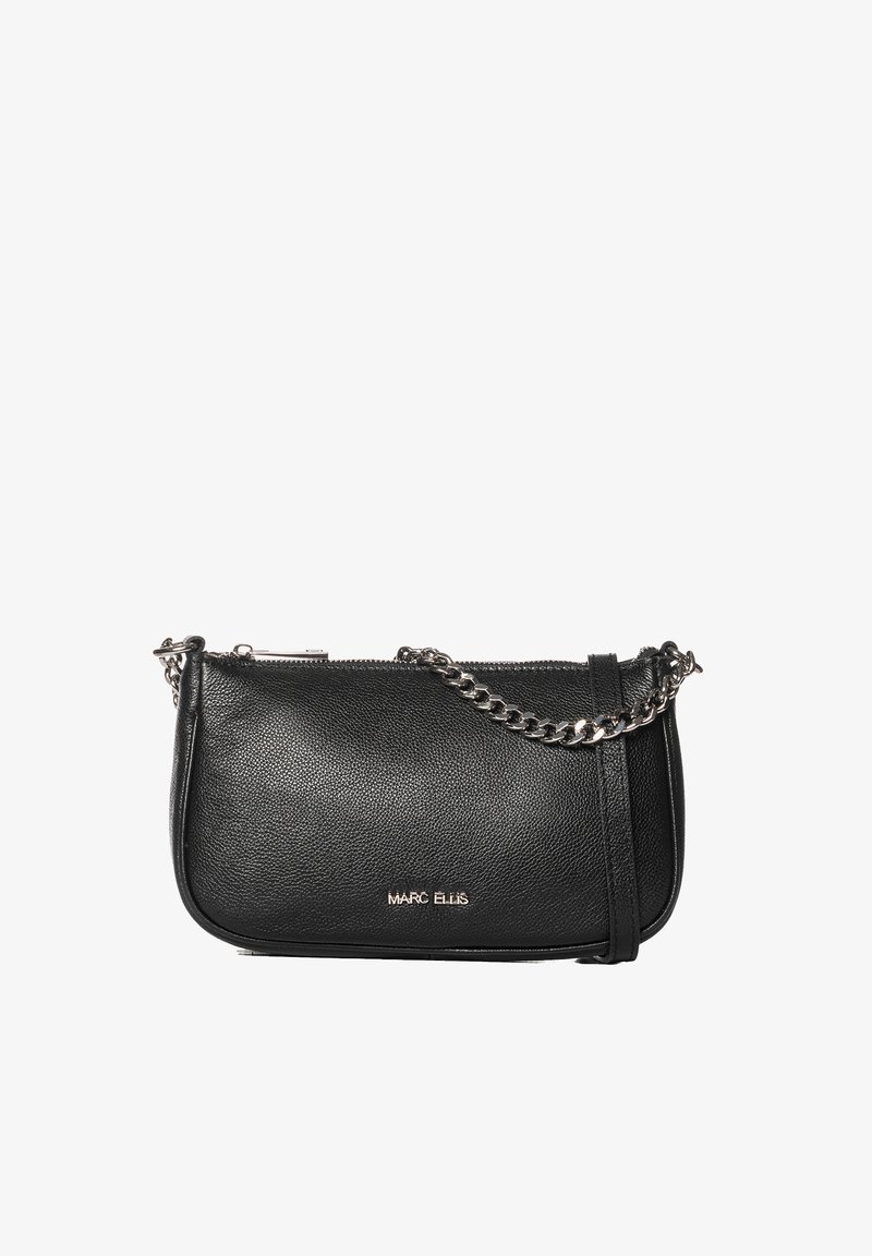 Sac à main en cuir noir Marc Ellis avec bandoulière en chaîne argentée et fermeture éclair, forme rectangulaire simple aux bords arrondis.