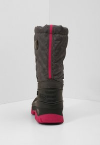 Botte noire avec une tige grise matelassée, accents rose vif, semelle en caoutchouc texturé et talon renforcé. Caractéristiques : fermeture latérale et col rembourré.