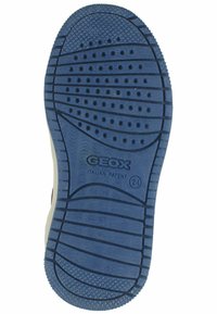 Sole in gomma blu con un battistrada a motivo, fori di drenaggio e il logo Geox. Il design include linee curve e accentuazioni testurizzate.