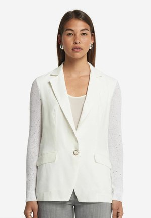 Weißer taillierter Blazer mit einem Ein-Knopf-Verschluss, schmalem Revers und zwei Fronttaschen. Die Ärmel haben eine durchscheinende, funkelnde Textur.