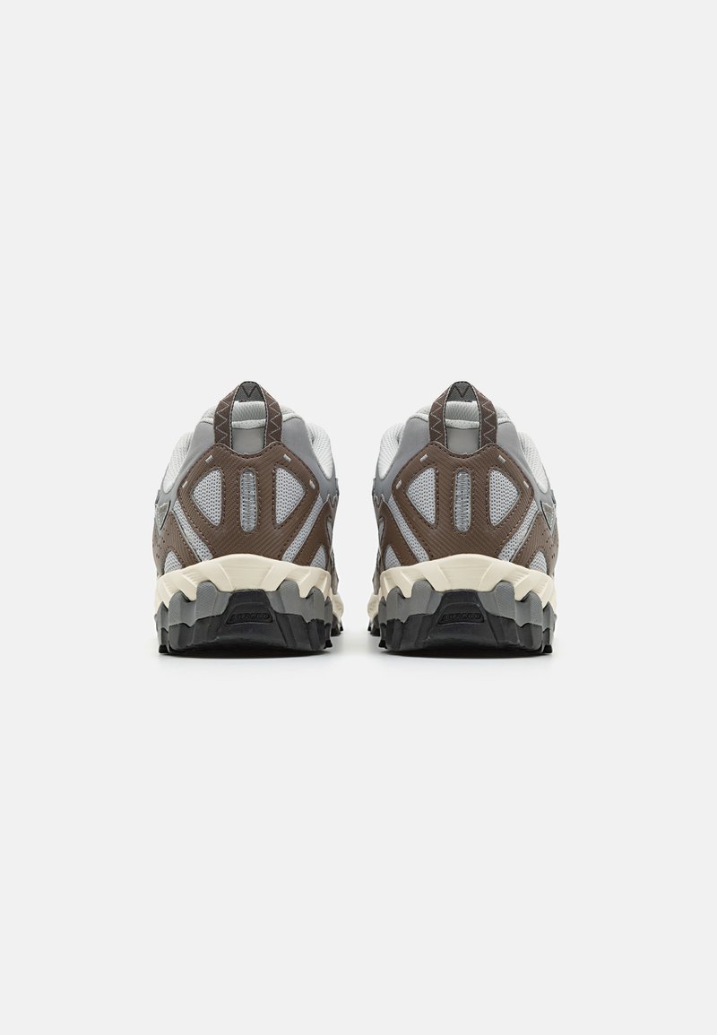 New Balance ML610 UNISEX - Trainers - brown/off-white - Zalando