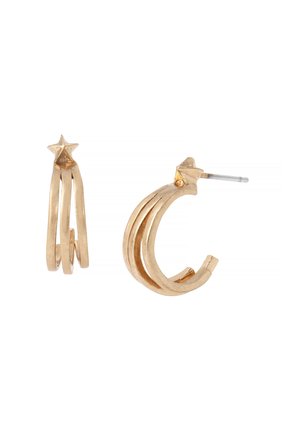 Kullanväriset korvakorut, joissa tähtimuotoiset tapit ja kolme taivutettua nauhaa muodostamassa avoimia rengasmuotoja valkoisella taustalla.