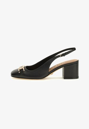 Scarpa slingback in pelle nera con punta arrotondata, tacco basso a blocco e un accento metallico sulla tomaia. Texture liscia, design minimale.