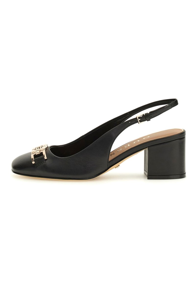 Scarpa slingback in pelle nera con punta arrotondata, tacco basso a blocco e un accento metallico sulla tomaia. Texture liscia, design minimale.