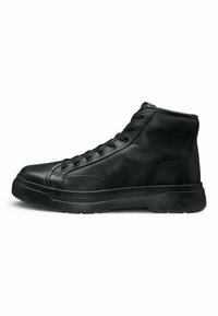 Schwarze High-Top-Sneaker mit einem Obermaterial aus strukturiertem Leder, Schnürdesign, Gummisohle und tonal abgestimmtem Stichdetail entlang der Kante.