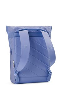 Helle lila Rucksack mit gepolsterten diagonalen Linien, kontrastierenden Schulterriemen, einem oberen Reißverschluss und verstellbaren Hardware-Akzenten.