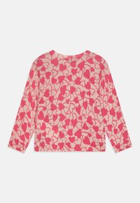 Sweater de manga longa em rosa com um padrão de corações, feito de um tecido de malha texturizada, apresentando um decote redondo e punhos canelados.