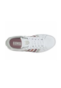 Baskets blanches avec une texture lisse, présentant des bandes roses et grises, fermeture à lacets et doublure intérieure rembourrée. Logo K-Swiss sur la semelle intérieure.