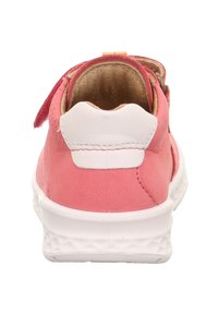 Rosa Wildledersneaker mit weißem Fersenstabilisator und strukturiertem Profil. Verfügt über einen Klettverschluss und einen gepolsterten Kragen für zusätzlichen Komfort.