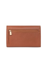 Portafoglio in pelle marrone con tasca con zip. Texture liscia e forma rettangolare. Bordo cucito in modo ordinato e con pochi accessori metallici.