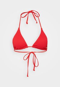 Crveni bikini vrh u obliku trokuta od teksturirane tkanine, s podesivim vezicama oko vrata i na leđima, te malim zlatnim detaljem sa strane.