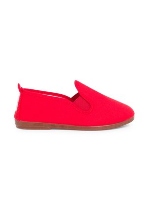 Červená plátěná nazouvací bota s kulatou špičkou, elastickými bočními panely a hnědou gumovou podrážkou. Jednoduchý, bezešvý design bez dalších vzorů.