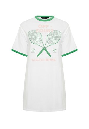 Weißes T-Shirt mit grünem Rand am Kragen und an den Ärmeln, Grafik von gekreuzten Tennisschlägern und Schriftzug "OFF-COURT 1987 ALWAYS SERVING" auf der Vorderseite.