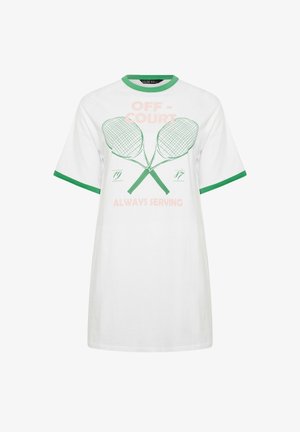 Biała koszulka z zielonym wykończeniem na kołnierzyku i rękawach, grafiką skrzyżowanych rakiet tenisowych oraz napisem „OFF-COURT 1987 ALWAYS SERVING” z przodu.